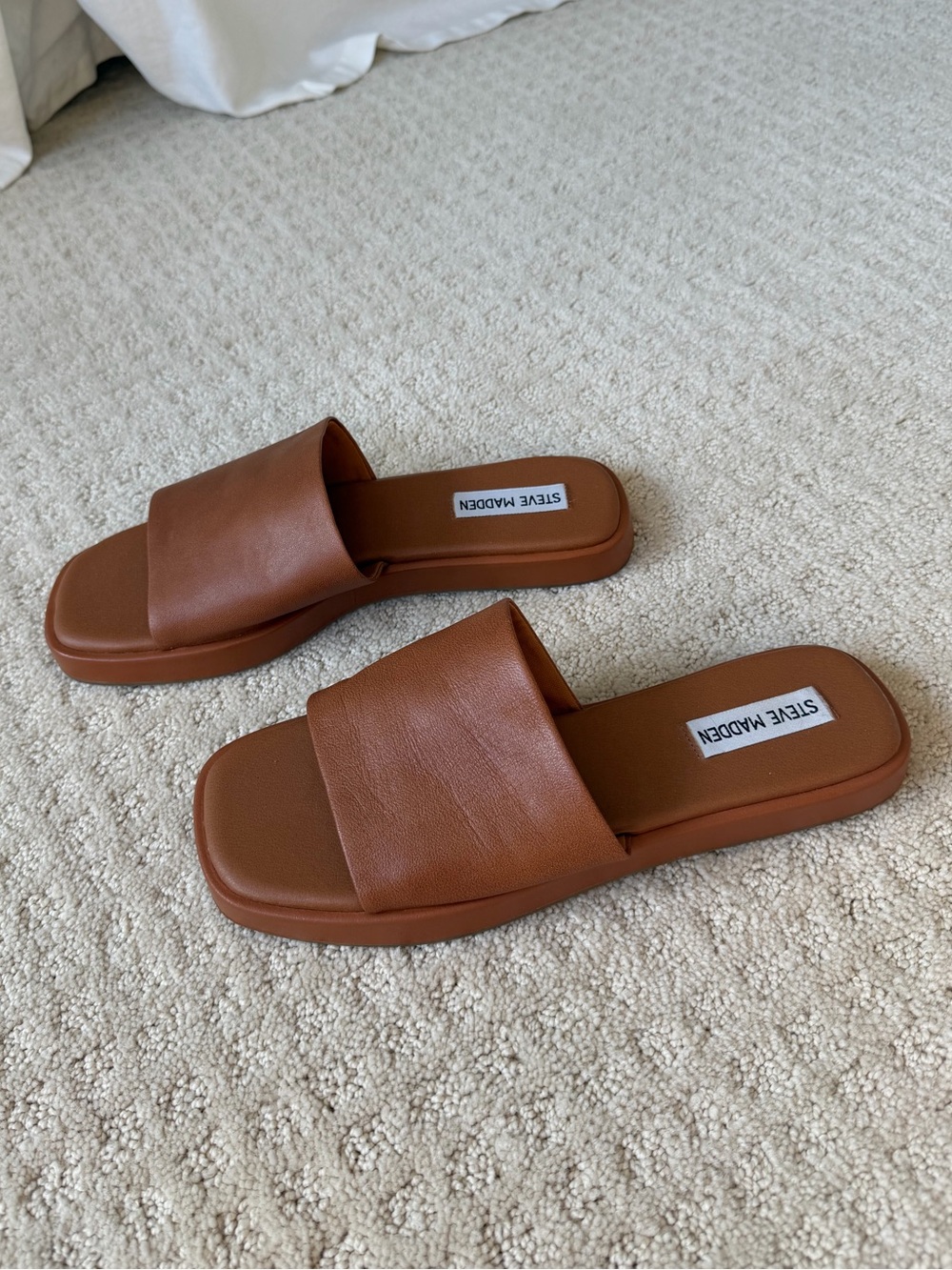 Steve Madden Cognac Wide-Band Slide Sandals, size 8 - Picture 6 of 7
